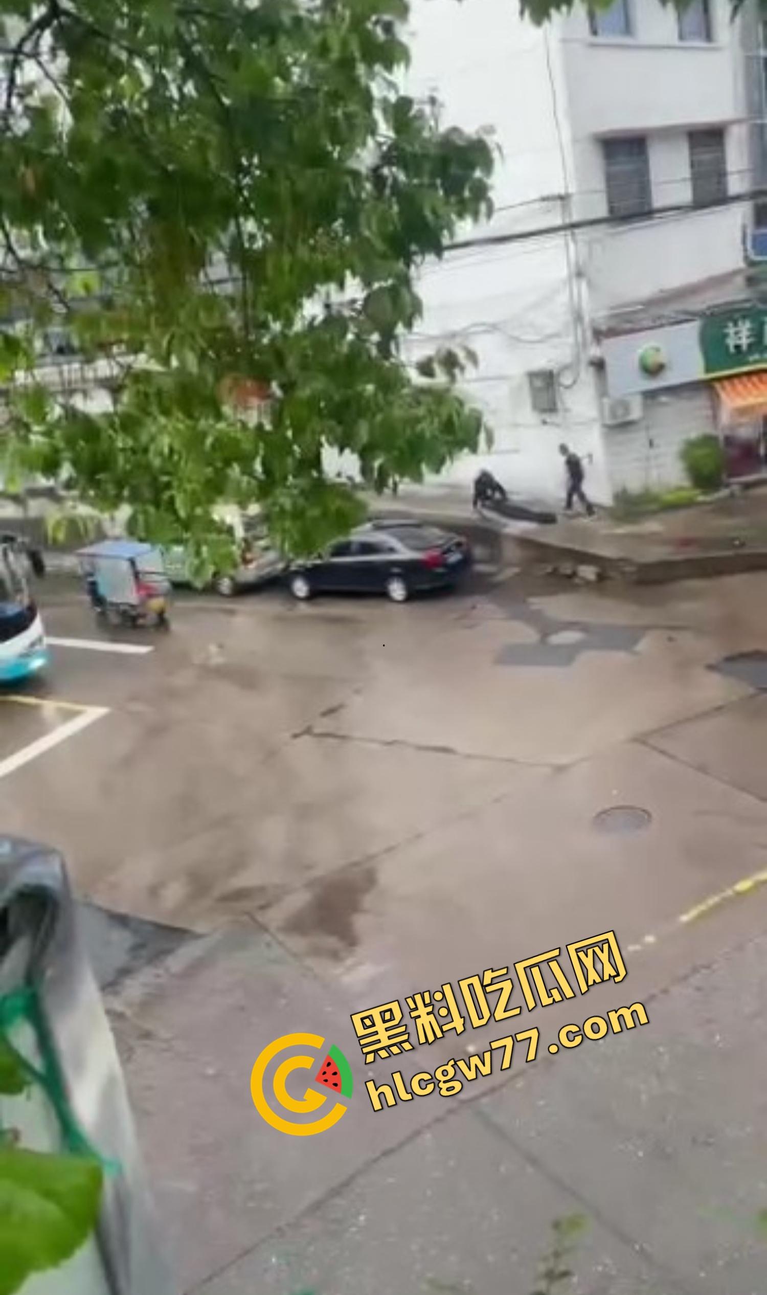 浙江台州街头突发枪击。毒贩持真枪当街开火，出租车司机中弹身亡娃也遭殃，这年头还能让警察叔叔吃花生米？-11