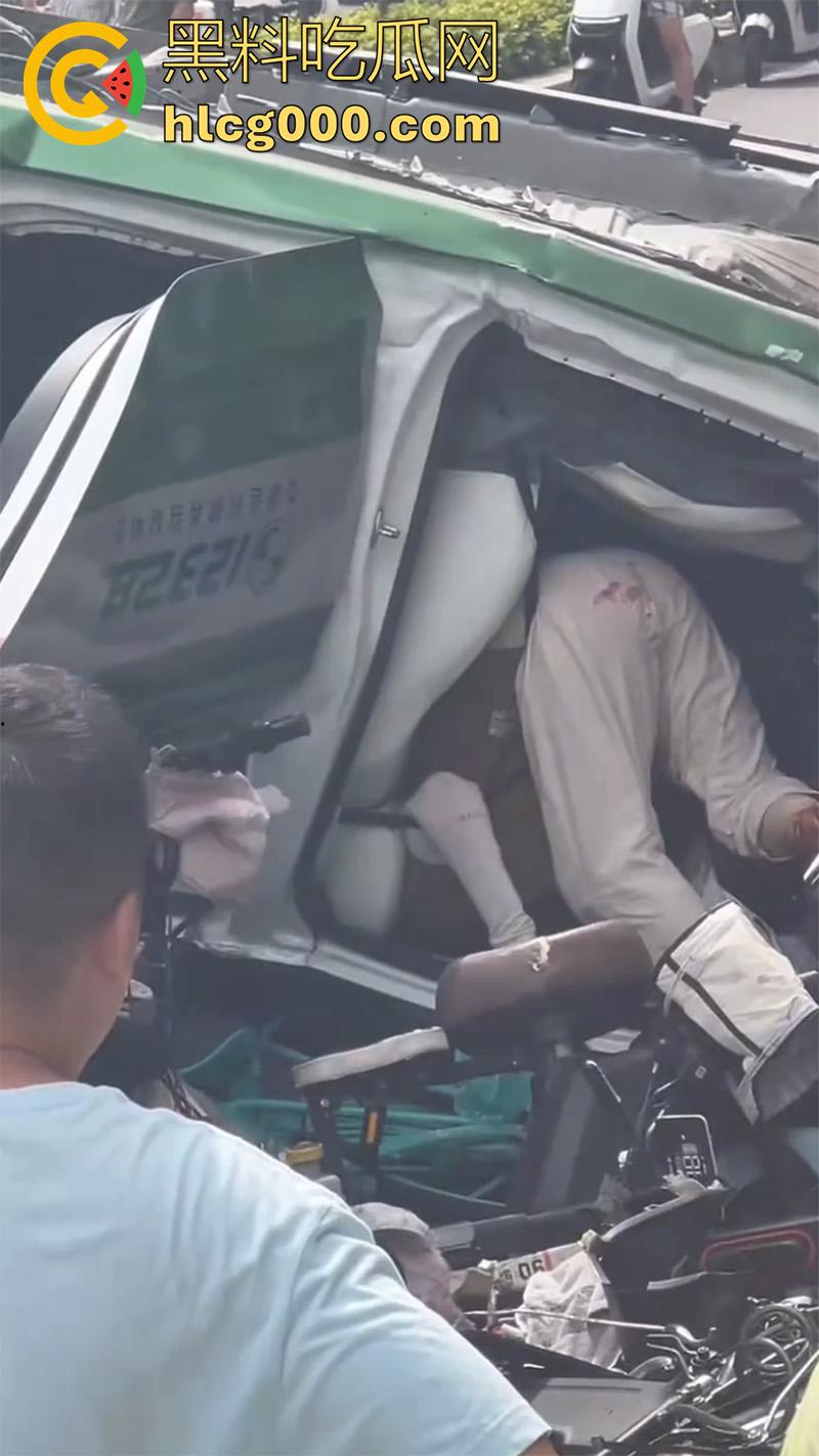 河南郑州人体保龄球，出租车撞向人行道，有多名外卖快递小哥死伤，现场十分惨烈！-3