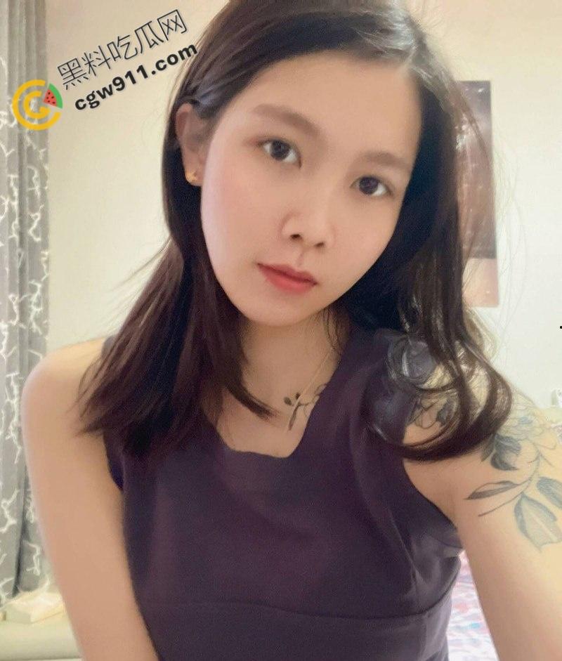 陕西魅惑艳妻【钟玲】婚纱照下纵情欢愉，与炮友裸聊，极品美乳翘臀，丰满胴体挑逗众生-1