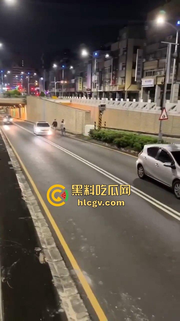 精神大叔作死站路中间，叼烟堵车挑衅！遇上精神小伙直接开揍，魔法果然得用魔法破！-3