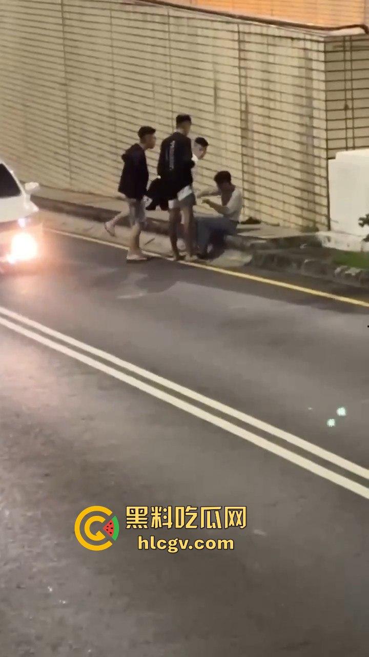 精神大叔作死站路中间，叼烟堵车挑衅！遇上精神小伙直接开揍，魔法果然得用魔法破！-7