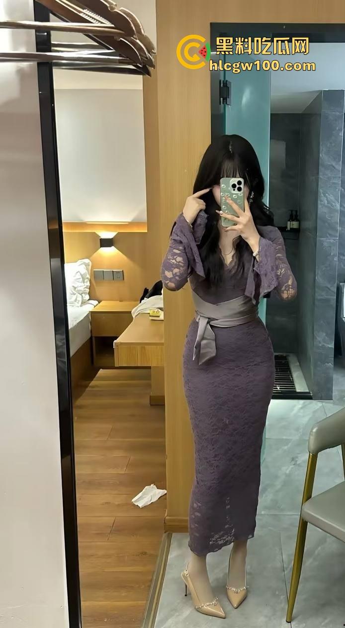 四川宜宾21岁清纯甜妹『 李东兰』深夜反差爆发，宿舍丝袜裹腿抖奶叫主人，还粉粉嫩嫩掰逼拍给你看骚B！-7