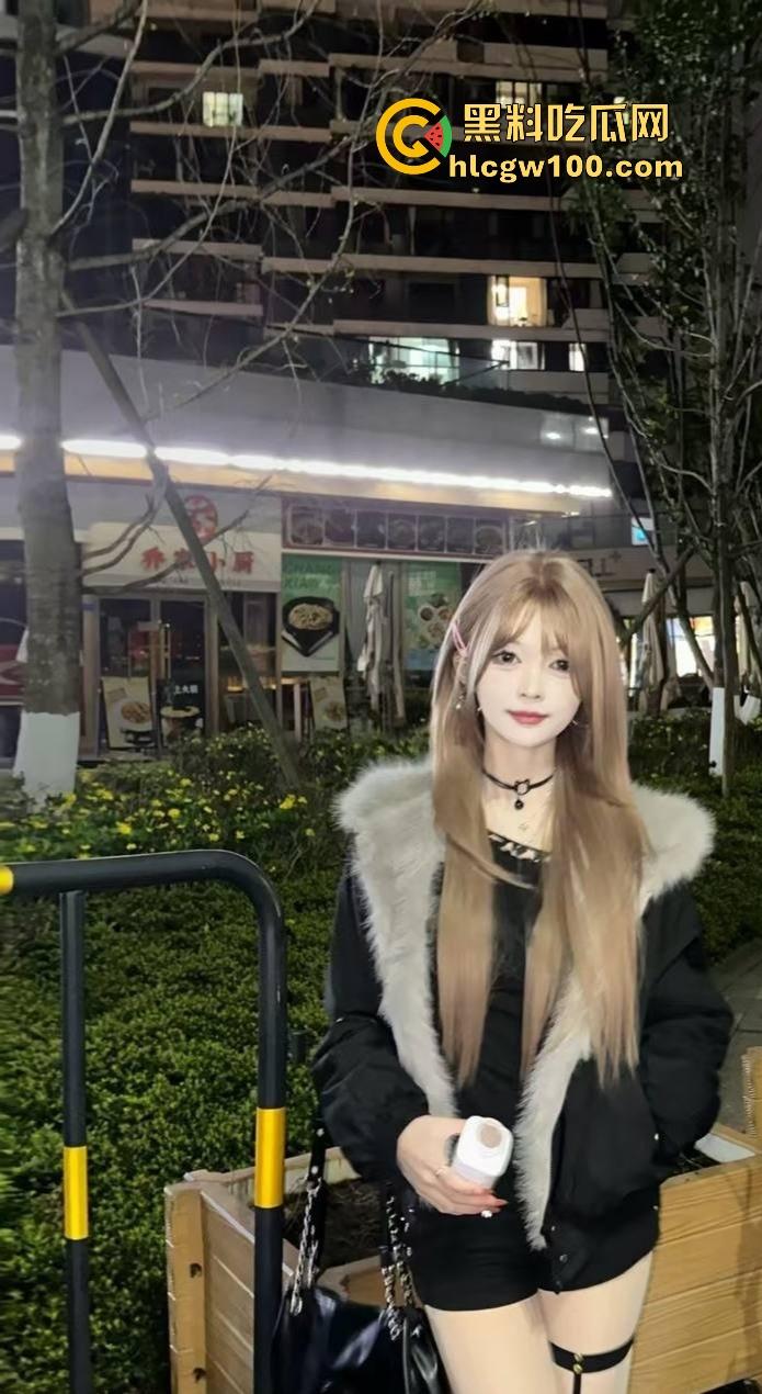 四川宜宾21岁清纯甜妹『 李东兰』深夜反差爆发，宿舍丝袜裹腿抖奶叫主人，还粉粉嫩嫩掰逼拍给你看骚B！-9