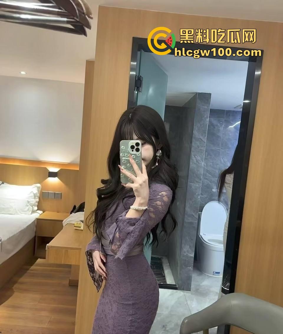 四川宜宾21岁清纯甜妹『 李东兰』深夜反差爆发，宿舍丝袜裹腿抖奶叫主人，还粉粉嫩嫩掰逼拍给你看骚B！-10