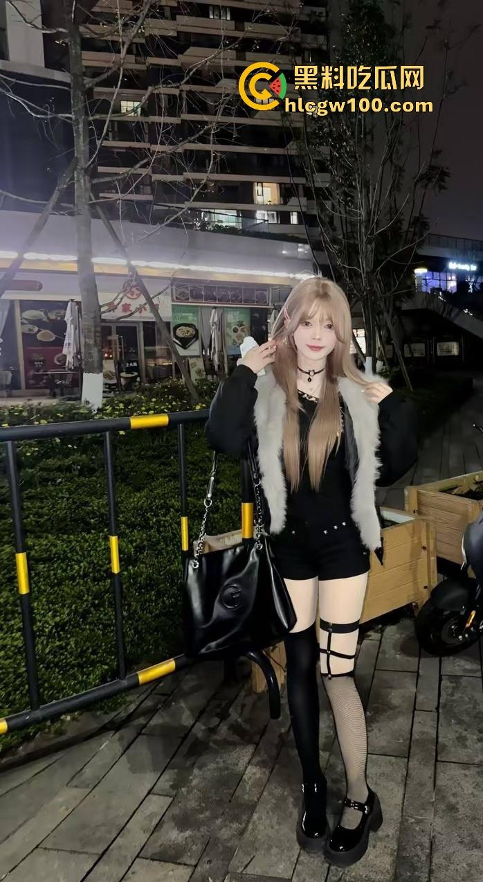 四川宜宾21岁清纯甜妹『 李东兰』深夜反差爆发，宿舍丝袜裹腿抖奶叫主人，还粉粉嫩嫩掰逼拍给你看骚B！-13