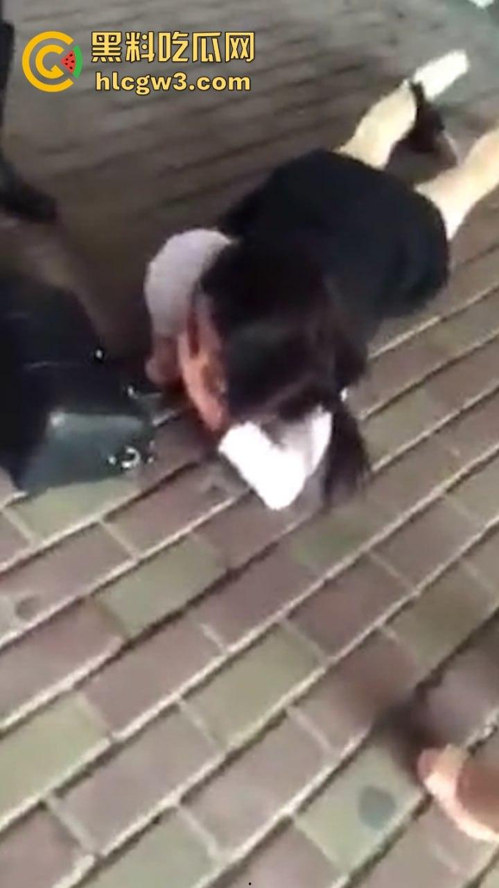 都是骚贱代言人！大型真实捉奸现场合集：铁打的小三 流水的逼 不变的女人改不了的骚-10