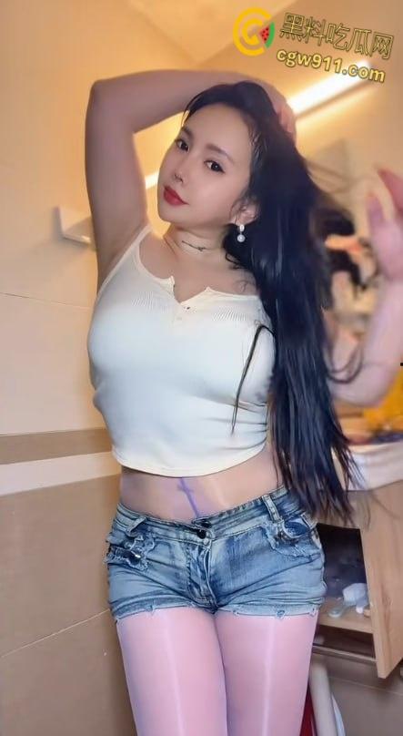 抖音巨乳网红【肉咪】，榜一金主定制视频，人妻感少妇劲爆骚舞，爆乳抠逼自慰反差至极 !-5