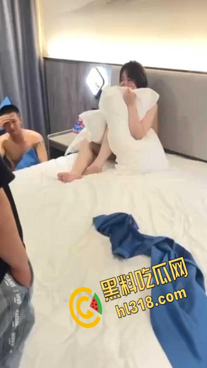 狗男女酒店偷情，被破门而入捉奸在床，一直护着头被打趴在地上，兄弟以后还敢玩人家老婆吗？-2
