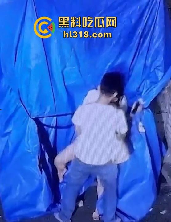 深夜小区惊现情侣野战，在监控底下明目张胆上演春宫戏，掰开双腿极其享受，小编实名表示羡慕！-7