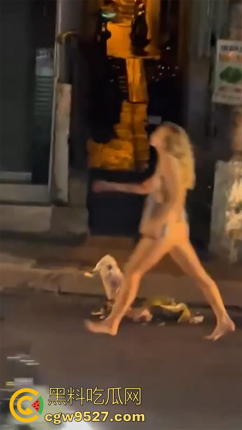 长腿金发洋妞当街赤裸，越南庆和省芽庄市，一洋妞赤身裸体背包逛街，这难道是主人的任务么？-2