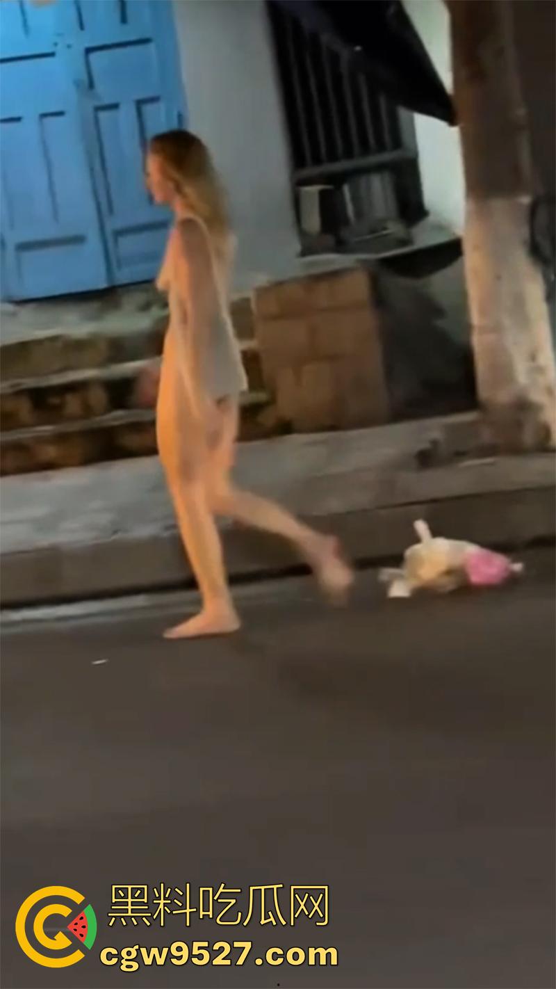长腿金发洋妞当街赤裸，越南庆和省芽庄市，一洋妞赤身裸体背包逛街，这难道是主人的任务么？-7