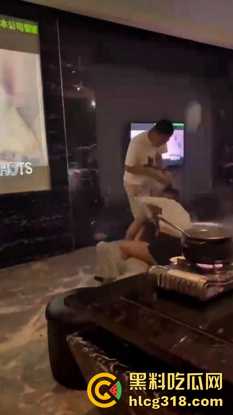 商K美女包房撕逼，说闺蜜男友坏话，忽悠俩人分手，却自己主动贴上去勾引，旁边大哥都看不下去了！-4