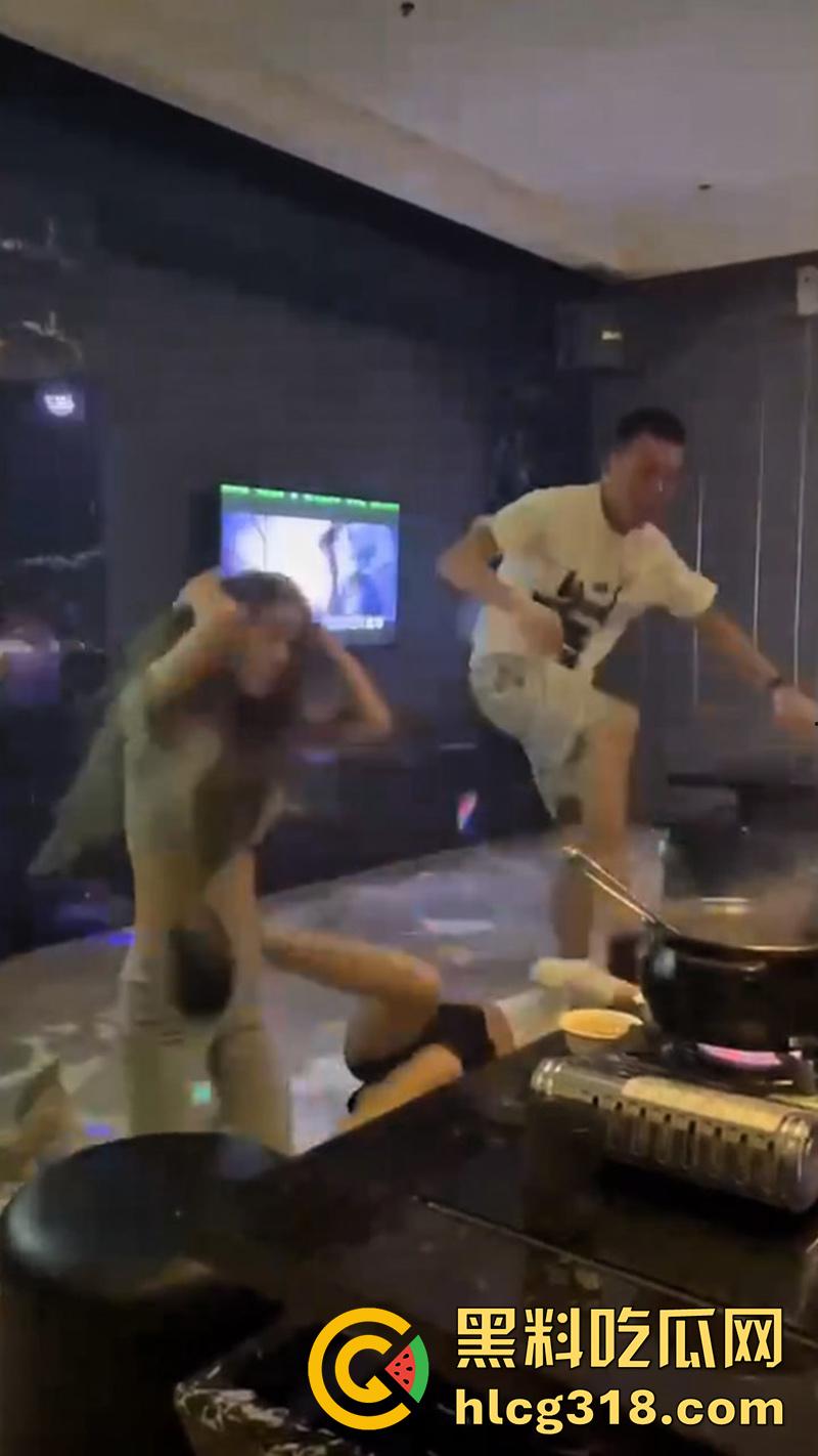 商K美女包房撕逼，说闺蜜男友坏话，忽悠俩人分手，却自己主动贴上去勾引，旁边大哥都看不下去了！-5