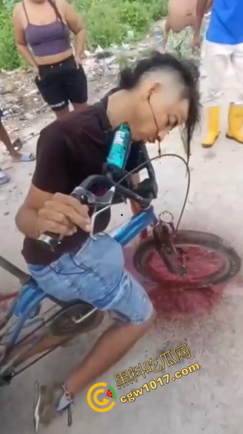 恐怖视频曝光！小伙头颅神秘贯穿，三轮车穿颅血染街头血腥现场骇人惊魂，神秘死亡惊掉下巴！-2