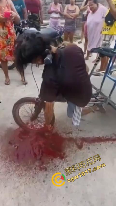 恐怖视频曝光！小伙头颅神秘贯穿，三轮车穿颅血染街头血腥现场骇人惊魂，神秘死亡惊掉下巴！-5