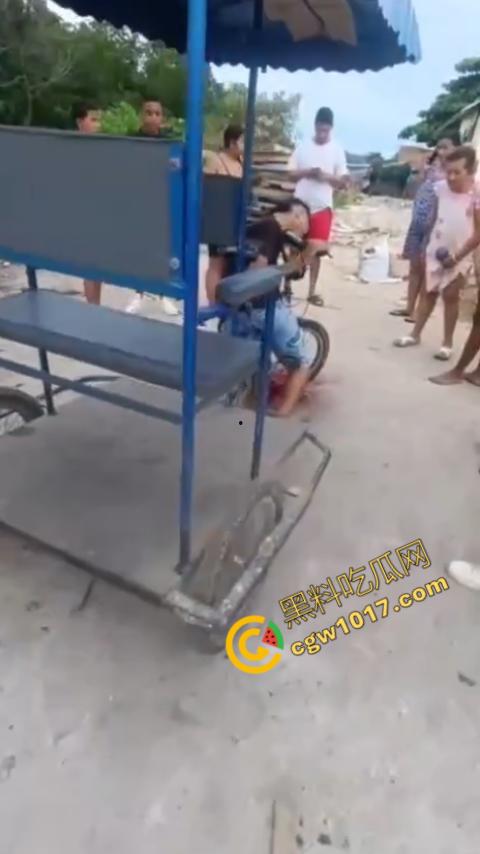 恐怖视频曝光！小伙头颅神秘贯穿，三轮车穿颅血染街头血腥现场骇人惊魂，神秘死亡惊掉下巴！-8