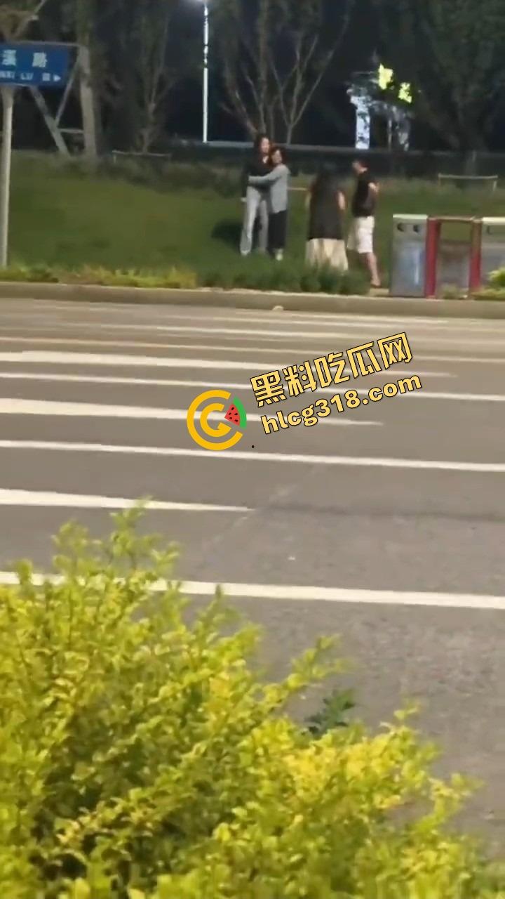 苏州石湖抓奸，小姑子偷情姐夫当街喊老公，亲姐怒吼开撕你喊得真顺嘴啊！-3