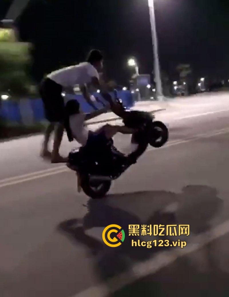 精神小伙带妹子“飙车炸街”耍帅 作死翘头致车祸 血腥现场视频流出!-3