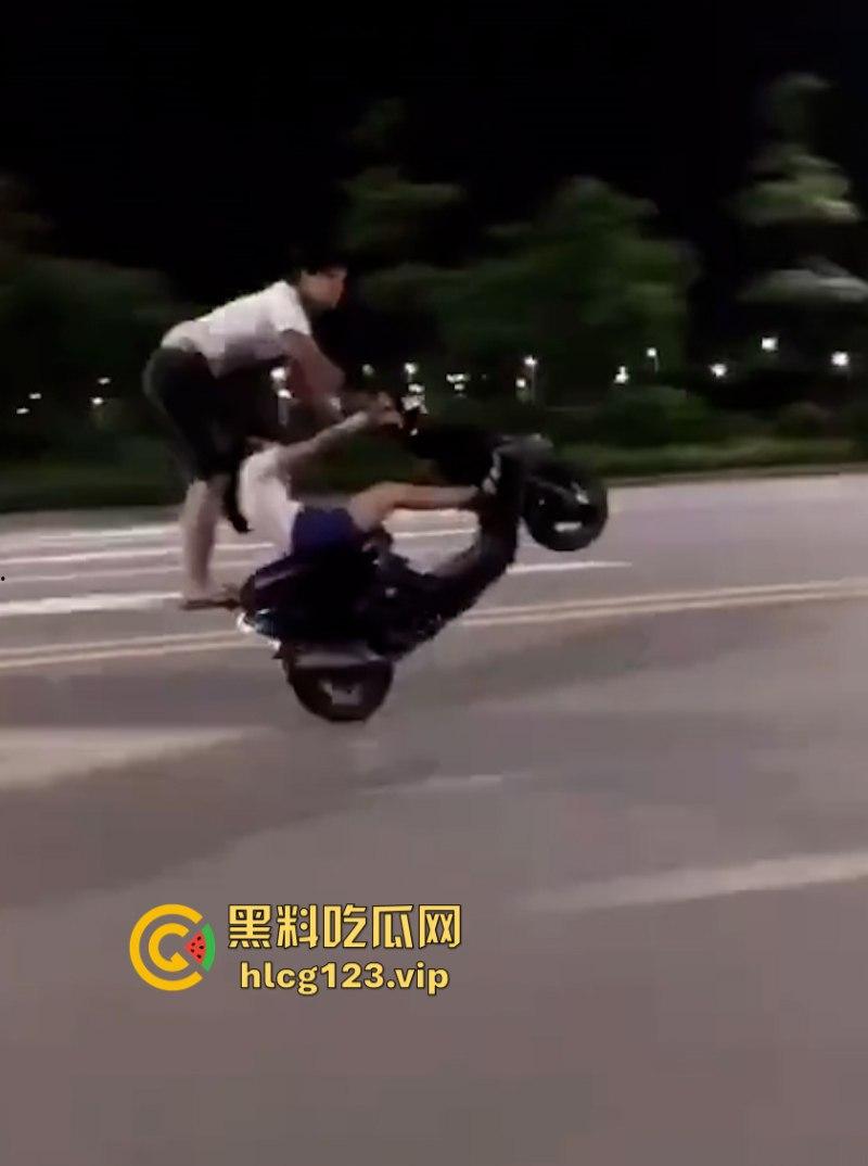 精神小伙带妹子“飙车炸街”耍帅 作死翘头致车祸 血腥现场视频流出!-5