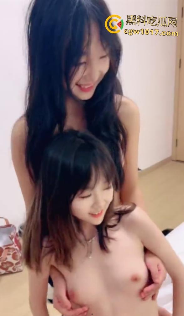 长沙三中学妹被两学姐带下海开房，学姐跪舔老男鸡巴还被舔逼，吓得学妹躲窗帘后，估计下面开始流水了吧！-8