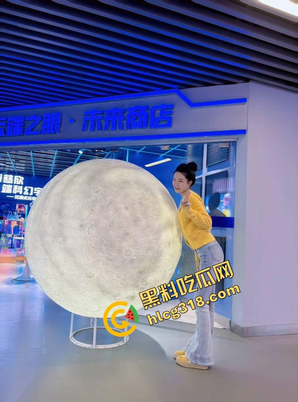 郑州街头惊现全裸妹子游街，任务完成得太彻底，帽子叔叔追着递毛巾，妹子边跑边喊我是主人的狗！-2