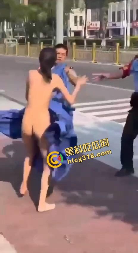 郑州街头惊现全裸妹子游街，任务完成得太彻底，帽子叔叔追着递毛巾，妹子边跑边喊我是主人的狗！-15