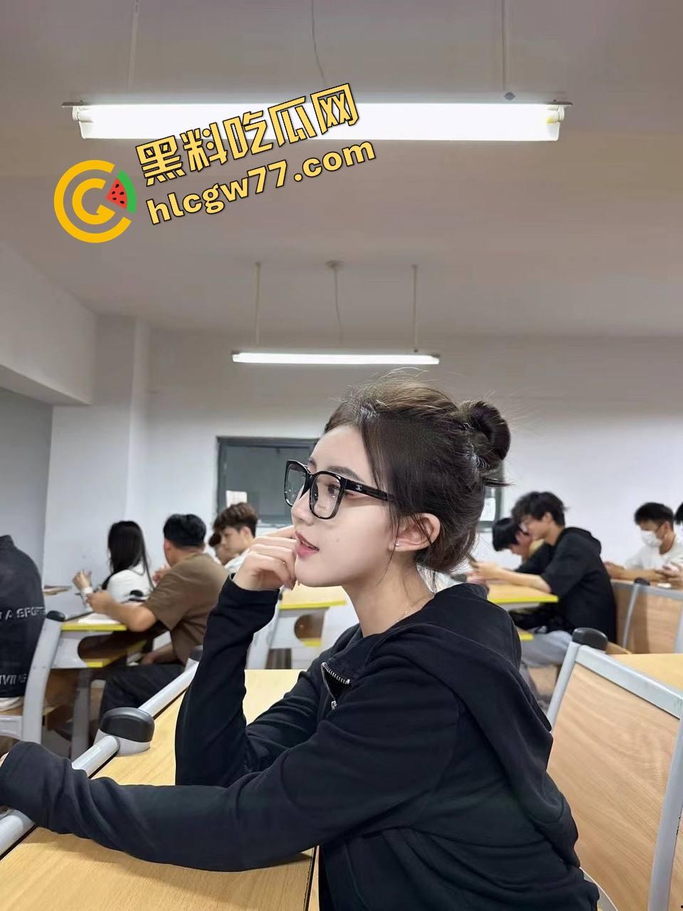 大学生活还没适应，她先适应了骚『王雨』卸下青涩伪装，宿舍镜头下舔手掰穴自渎到高潮喷涌！-4