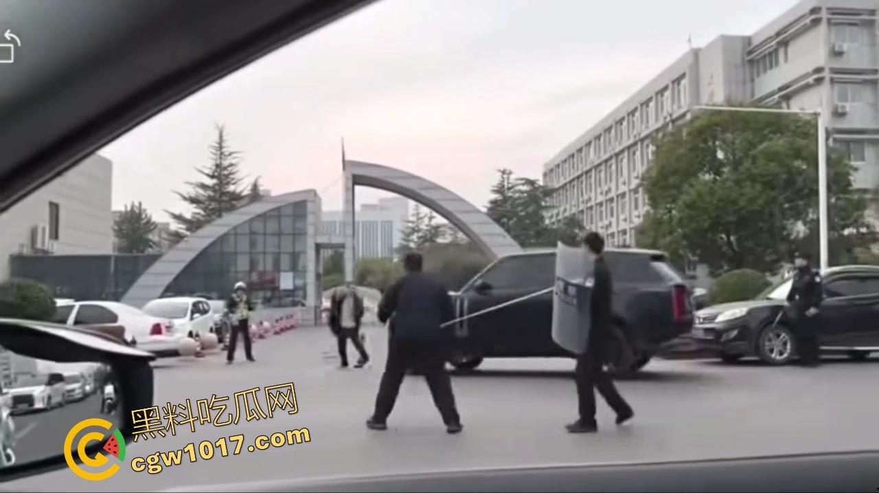 大型纪录片【路虎宣传片】持续为你播出，路虎大哥见义勇为撞翻持刀男子，后退瞄准机会就撞上去，难怪你能开路虎！-6