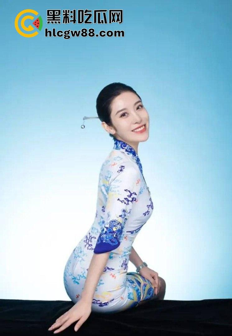 苏州少公子爆操海航空姐【刘媛媛】制服成情趣装，被按在酒店窗台疯狂后入，逼肿了还得给顾客倒饮料！-1