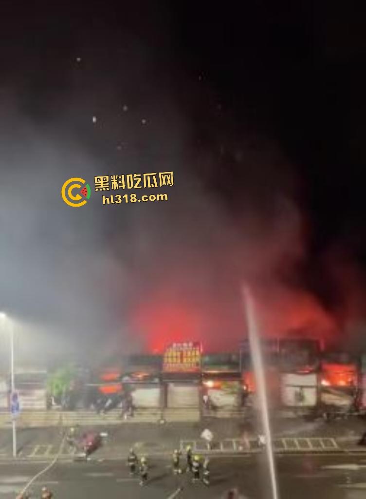 重庆石桥铺交易城凌晨大火惊魂！花卉盆栽五金狂燃一小时，消防鏖战扑灭幸无人伤亡，不然市长得下岗了！-5
