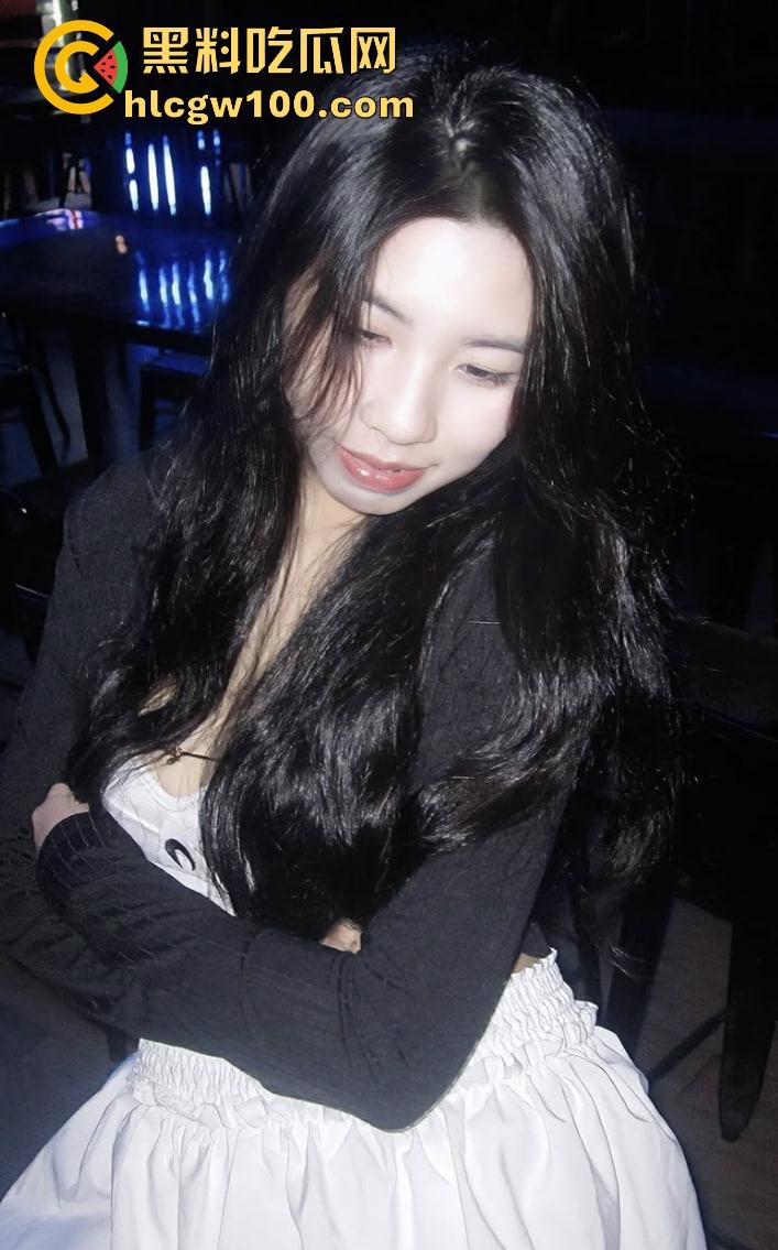 抖音10W粉网红【凯莹】福建骚鸡03年的货，包月3万随便玩，深喉爆操服务满分，有钱人的快乐真他妈让人酸！-6