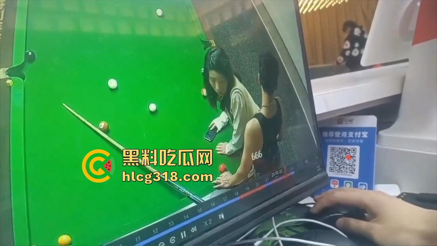点个陪玩不打球,哥们台球厅现场抠逼上头,老板边抽烟边看监控笑了,抠个逼你也别忘了换手啊!-6