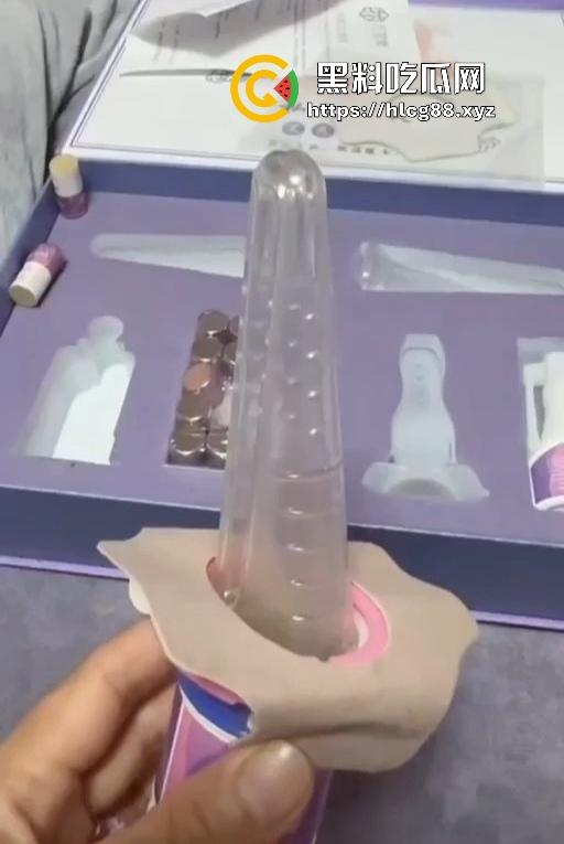 现在妹子为美疯魔抽脂隆奶塞逼艾灸，骚穴子宫烤得喷香，医美变态到艾灸鸡巴都出现了！-13