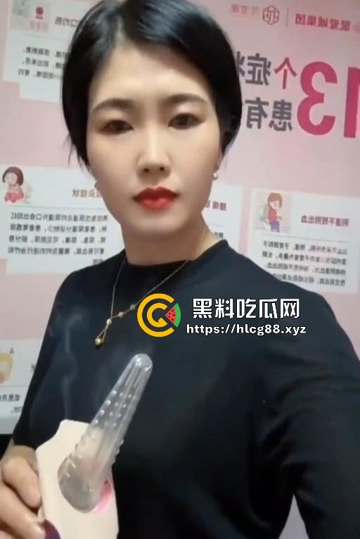 现在妹子为美疯魔抽脂隆奶塞逼艾灸，骚穴子宫烤得喷香，医美变态到艾灸鸡巴都出现了！-14