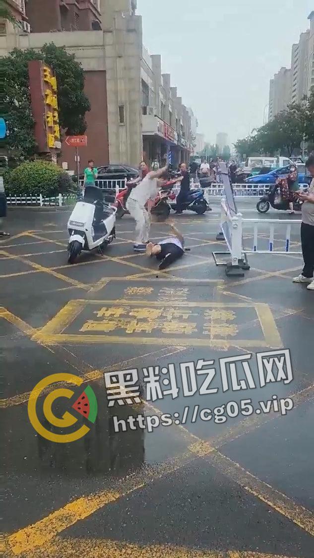 老畜牲强奸孙女！而且还是自己的亲孙女 造成下体撕裂 被儿子暴打 现场画面流出 打死也活该-6