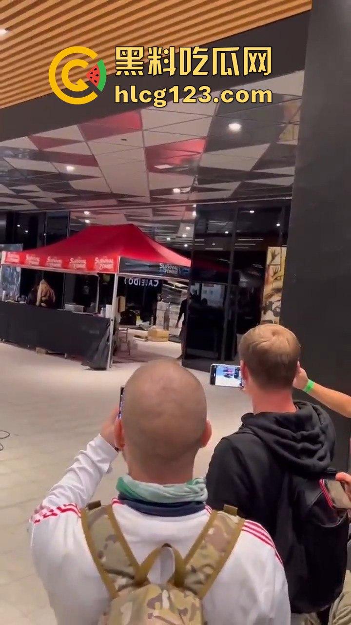 西班牙会展惊现火男！大玩行为艺术竟欲火焚身，警察都以为是极端分子！-7