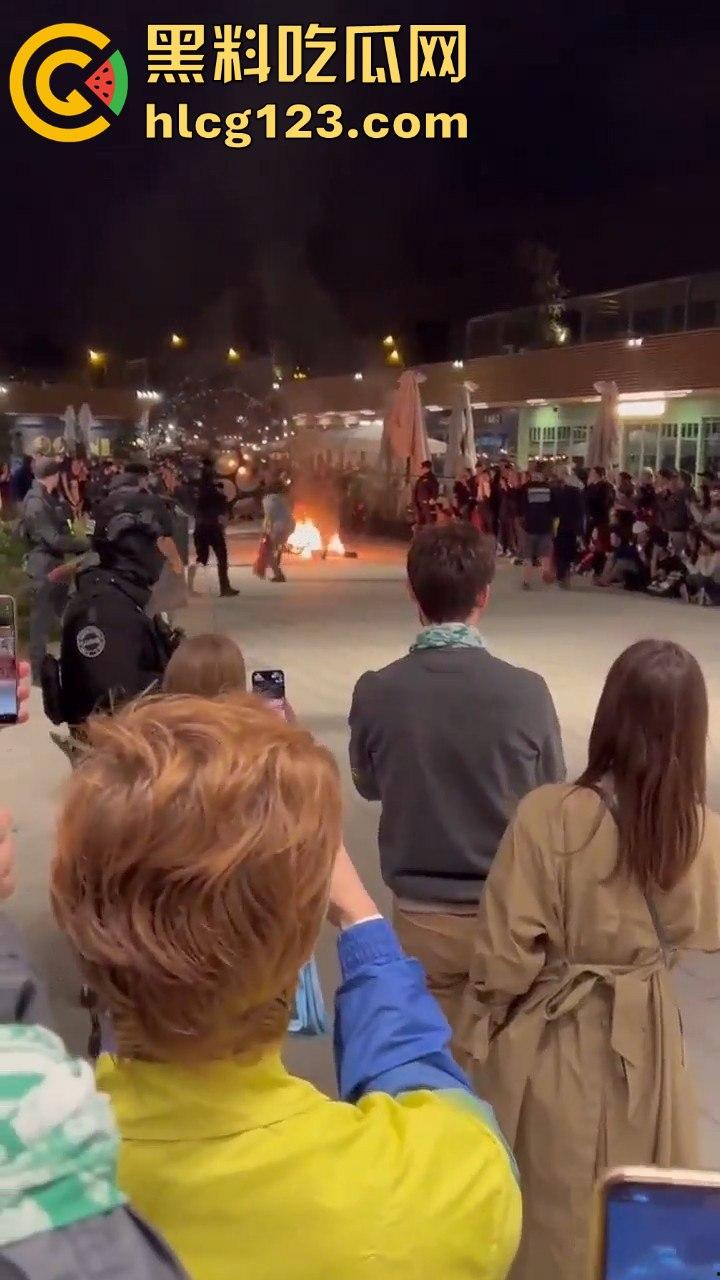 西班牙会展惊现火男！大玩行为艺术竟欲火焚身，警察都以为是极端分子！-10