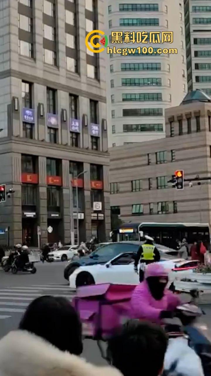 上海武康路成网红富人聚集地豪车炸街 现场派发红包引路过行人蜂拥争抢 打开竟是代金券？-1