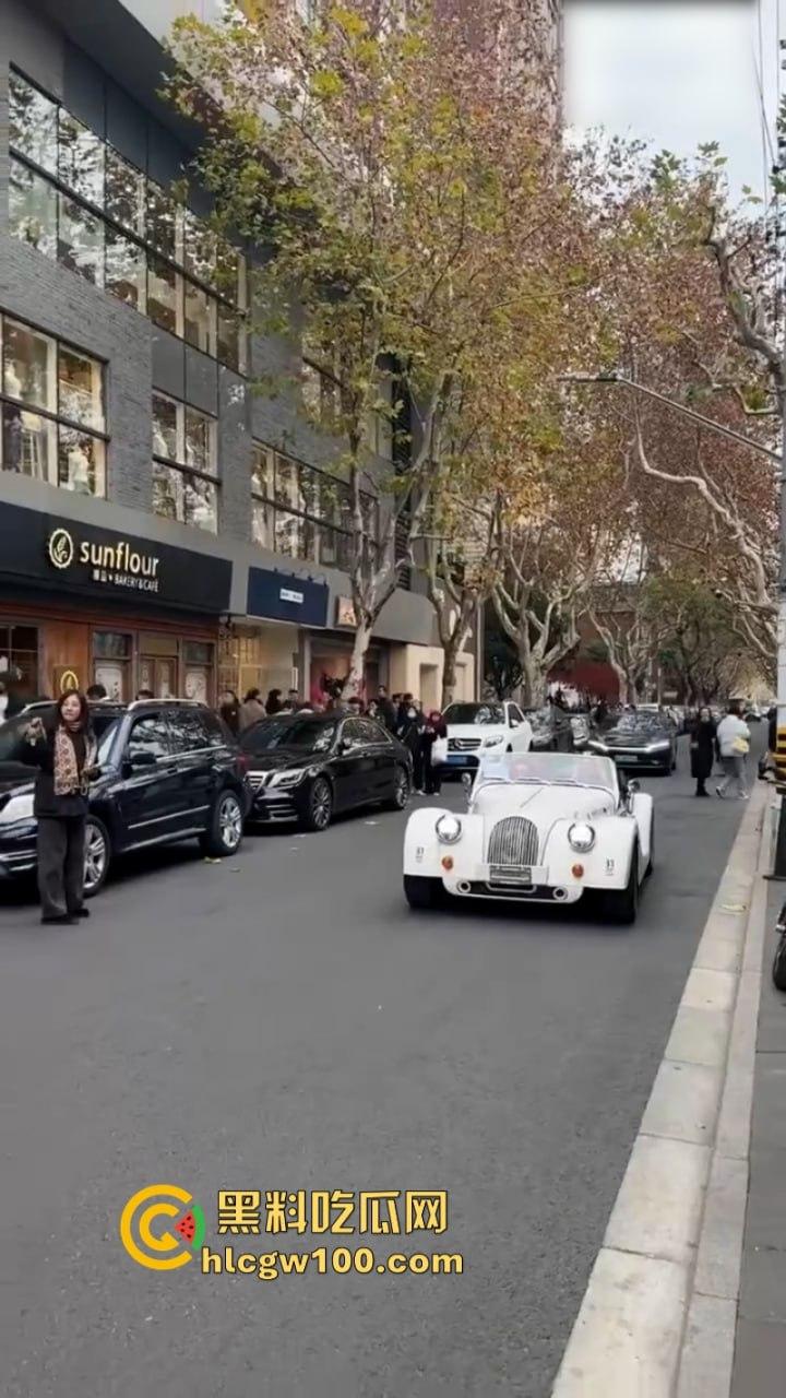 上海武康路成网红富人聚集地豪车炸街 现场派发红包引路过行人蜂拥争抢 打开竟是代金券？-2