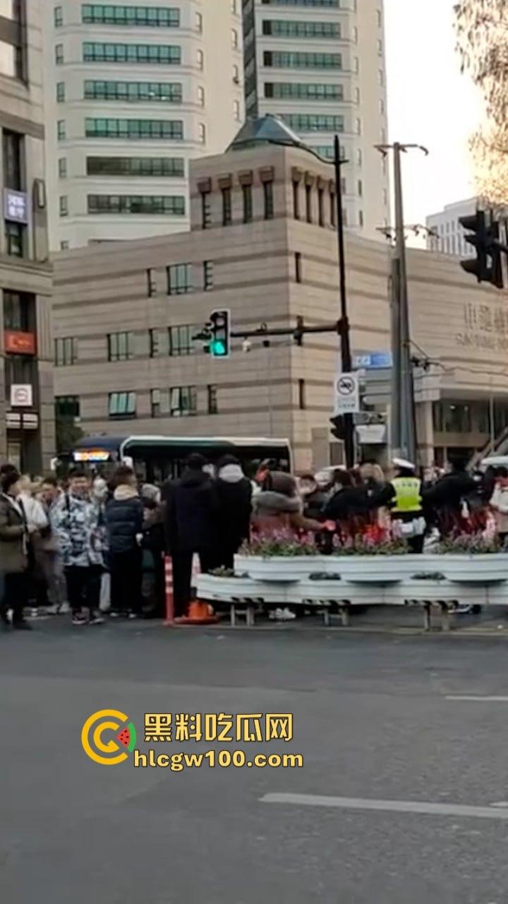 上海武康路成网红富人聚集地豪车炸街 现场派发红包引路过行人蜂拥争抢 打开竟是代金券？-4