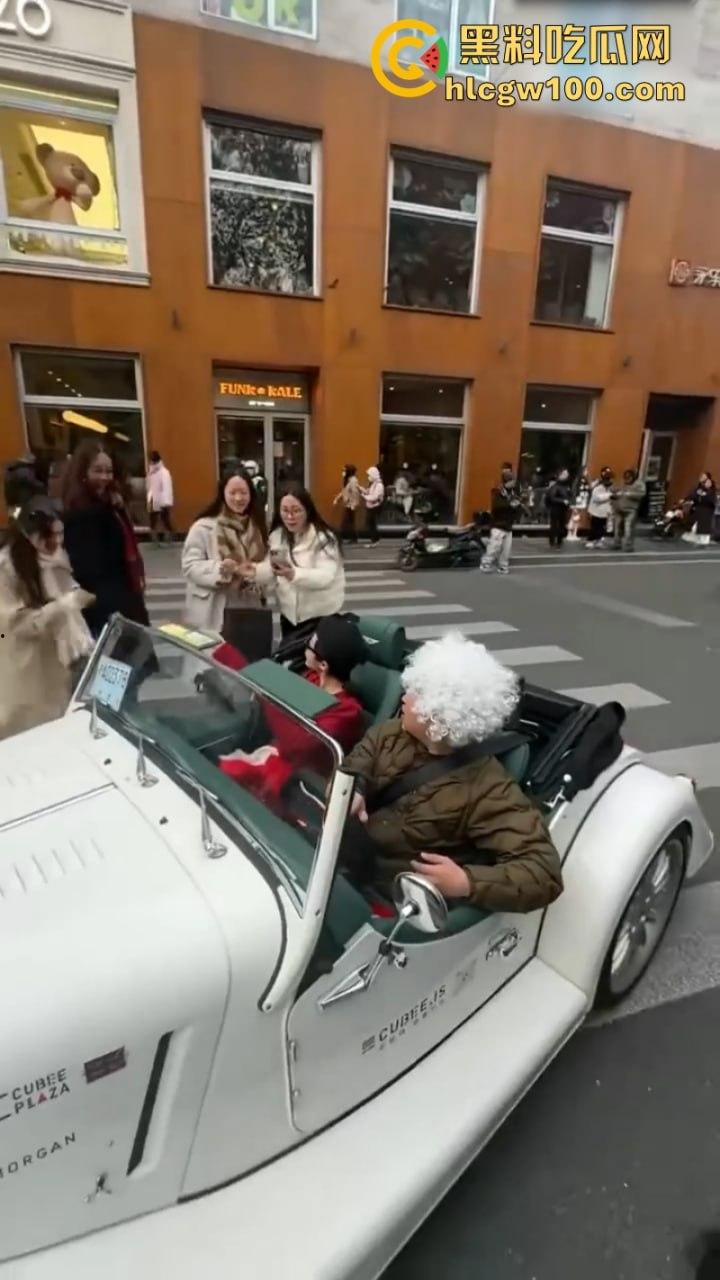 上海武康路成网红富人聚集地豪车炸街 现场派发红包引路过行人蜂拥争抢 打开竟是代金券？-7