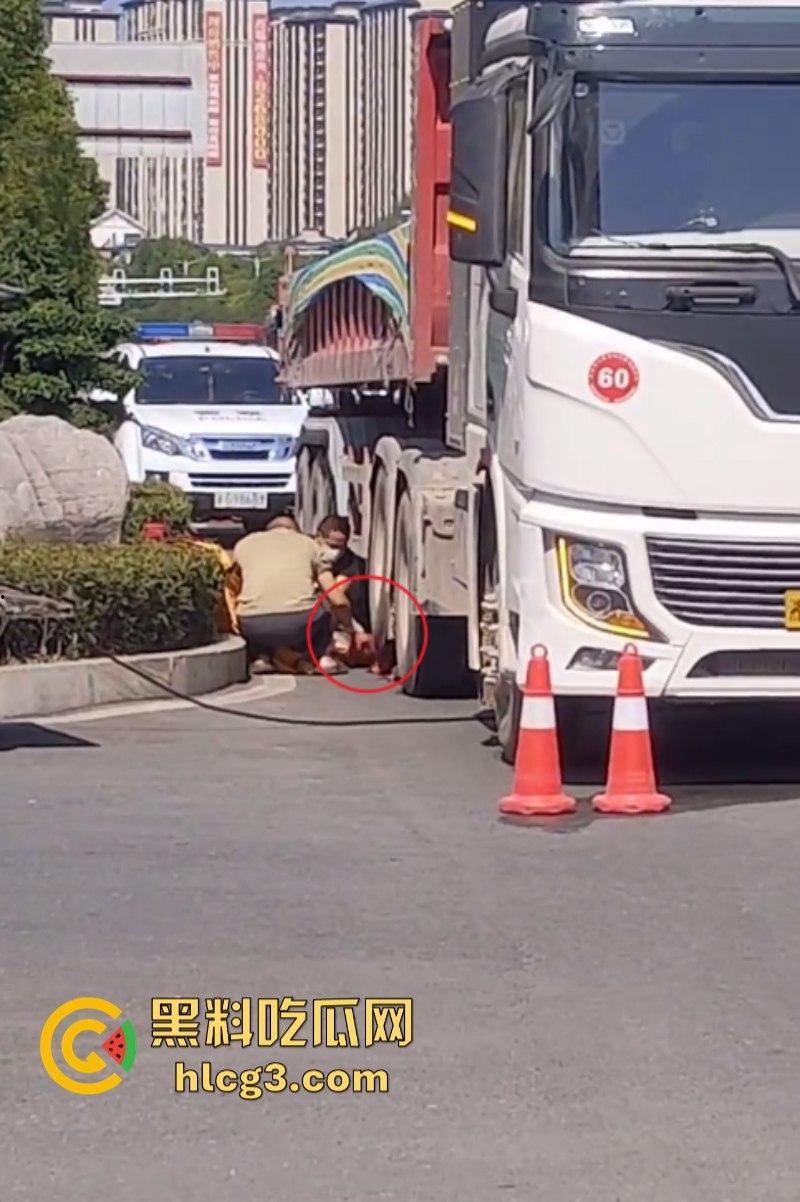 震惊！张家界一女子被大车卷进车底 头颅瞬间被轧爆压成肉饼！-7