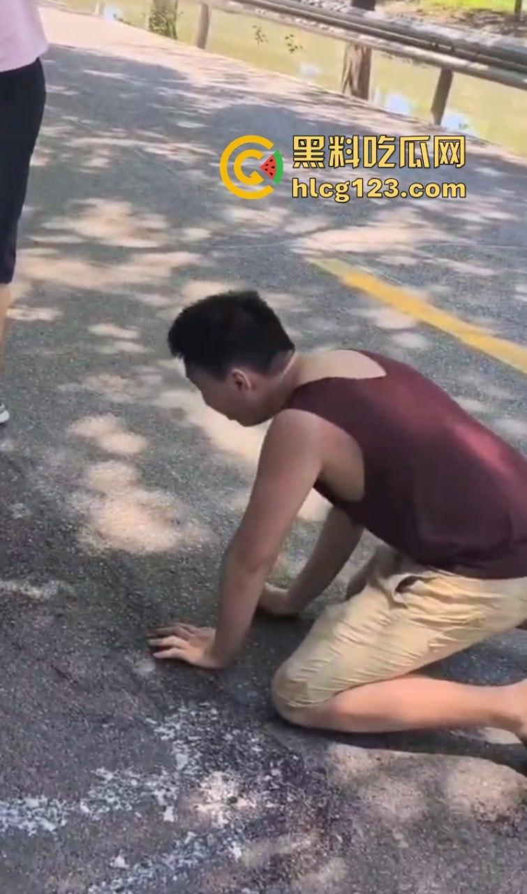 外卖小哥骑车看手机 不慎与小孩男相撞 把孩子吓得下跪道歉-8