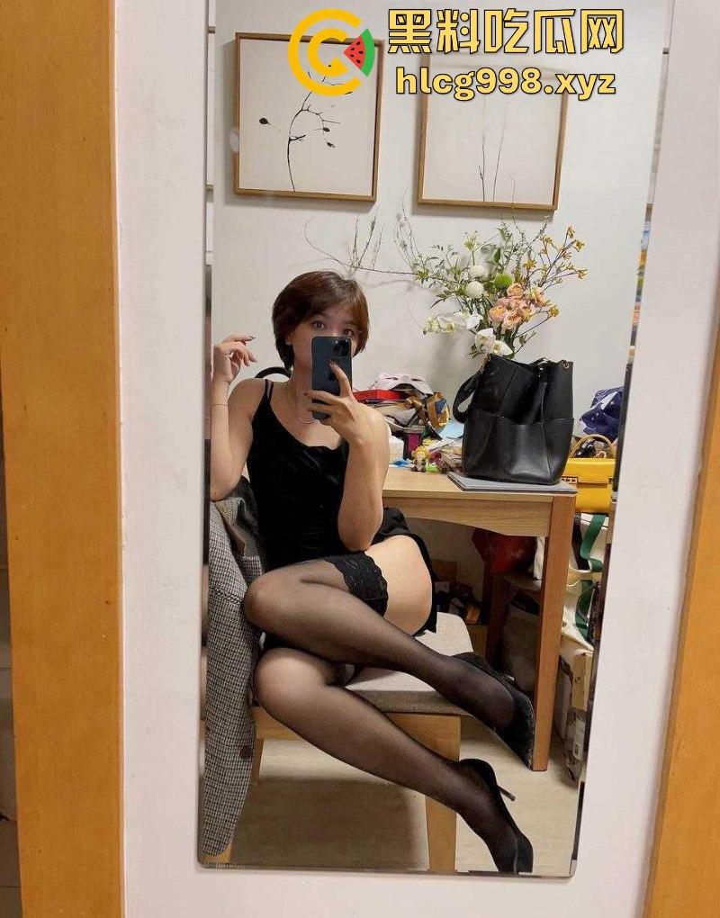 上海公务员【Ivy未央】曾在推特售卖户外露出视频 外秀内骚 各种漏出 现已改行时政评论！绝版资源且看且珍惜-3