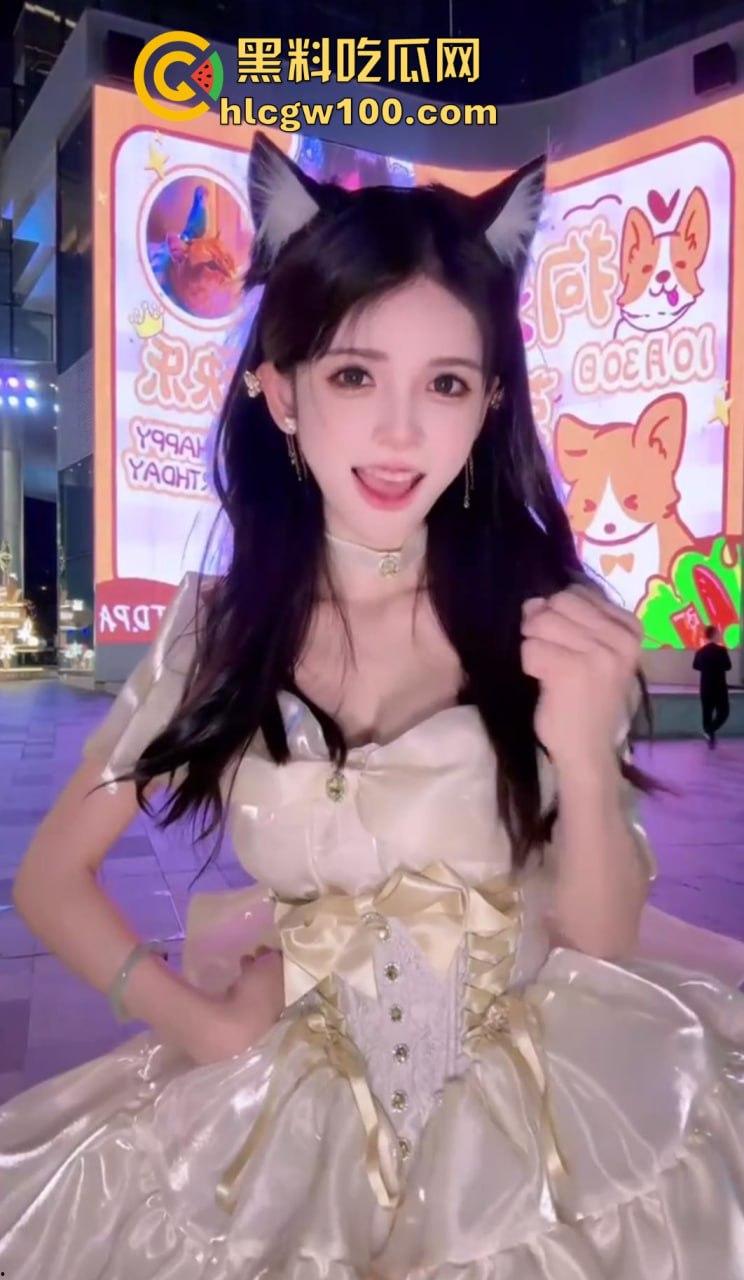 借着抖音cos网红【狗头萝莉】提前拜年的视频，小编最近整理了一下这位巨乳网红的经典视频，经典巨乳还是这么百看无厌！-7