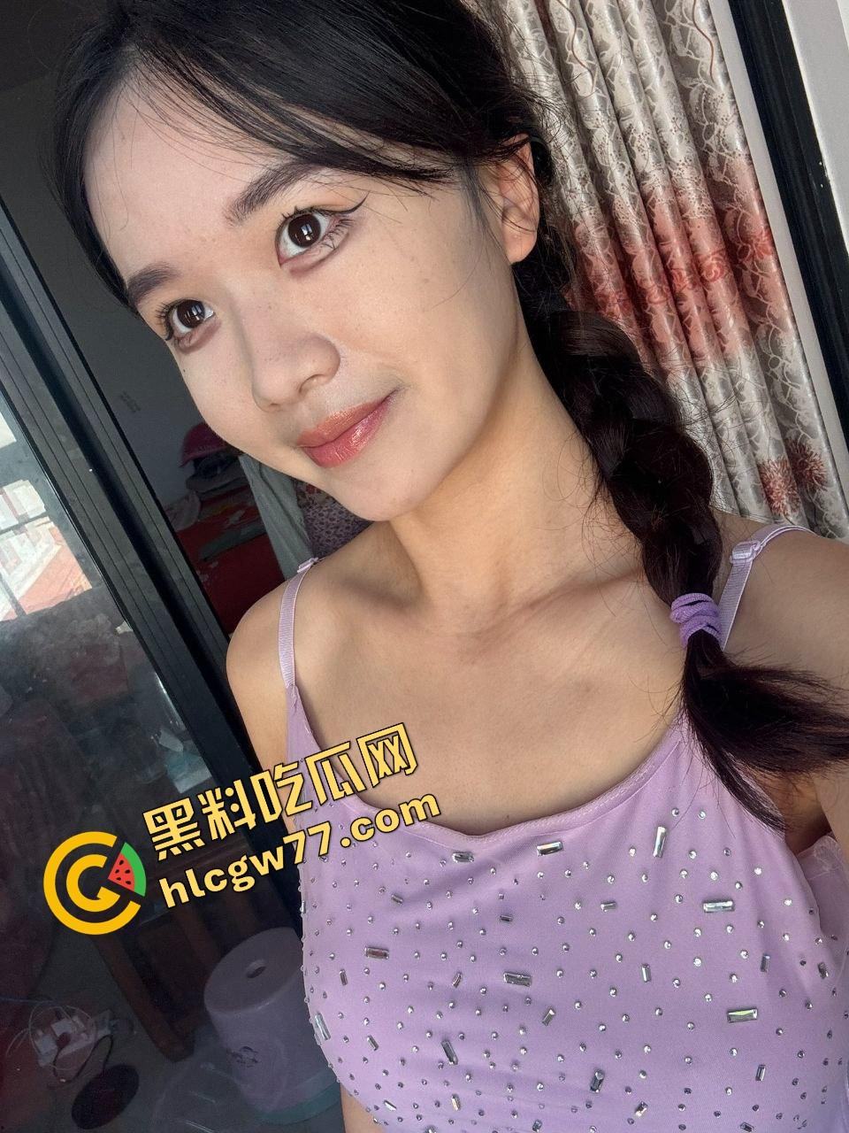 甜妹外表实则骚货体质，新乡小甜妞『钱乐乐』奶大腿白笑得甜，就是阴毛炸得跟小草坪一样！-4