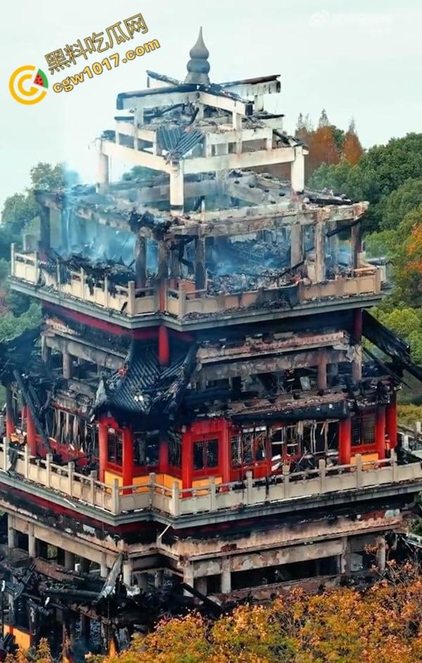 张家港凤凰山火焰翻腾：古寺在烈火中化为飞灰，黑烟滚滚，古建焦黑，无情怒火吞噬文化遗珍，可怕景象令人心碎-12