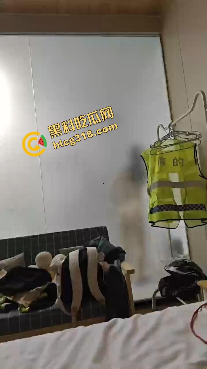 群友跑摩的累成狗，想打一炮结果进来个疯癫女大，洗澡洗到自嗨跳舞，这炮宁愿退钱也不打了！-6