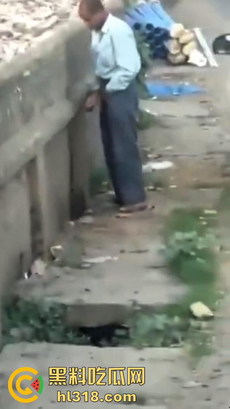 印度三哥奇葩操作，街边尿尿同时还拿尿洗脸，果然是印度，人尿牛尿都不避讳，玩的真花花啊！-2