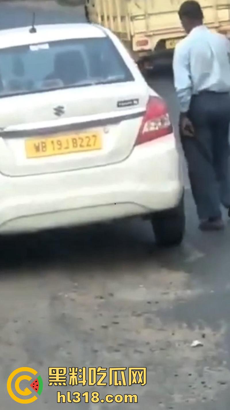 印度三哥奇葩操作，街边尿尿同时还拿尿洗脸，果然是印度，人尿牛尿都不避讳，玩的真花花啊！-7